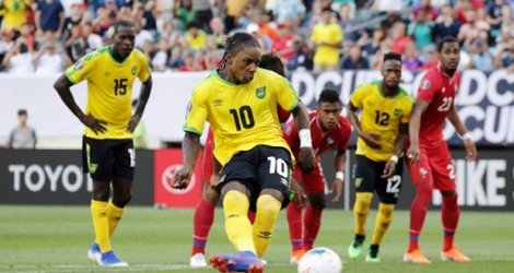 Le Jamaïcain Darren Mattocks marque sur penalty face au Panama lors du quart de finale de la Gold Cup, à Philadelphie en Pennsylvanie, le 30 juin 2019.