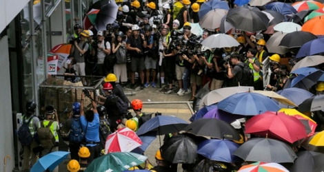 Des manifestants tentent d'entrer dans le Parlement, le 1er juillet 2019 à Hong Kong.