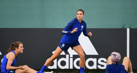 Les Américaines Alex Morgan, Kelley O'Hara et Megan Rapinoe préparent le choc contre l'Angleterre, lors d'un entraînement à Lyon, le 1er juillet 2019.