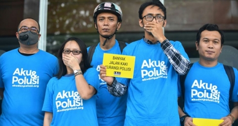 Des militants écologistes indonésiens devant le tribunal de Jakarta où ils ont déposé plainte contre le gouvernement à propos de la pollution de l'air de la capitale, le 4 juillet 2019.
