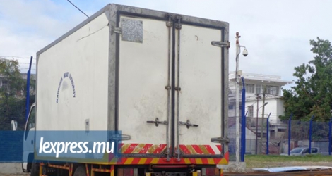 Le camion de la Mauritius Meat Authority, datant de 20 ans, attend à Port-Mathurin d’être récupéré.