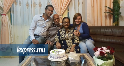 Snjezana Soormally aux côtés de ses beaux-parents, Mahmood et Nujmoon Ness Soormally et de son défunt époux, Mohammad Salim.