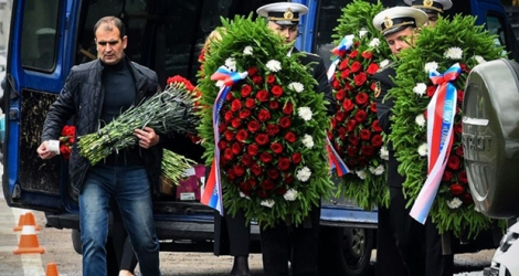 Des militaires de la Marine russe transportent des couronnes mortuaires avant les funérailles des 14 officiers tués dans l'incendie d'un petit sous-marin nucléaire, le 6 juillet 2019 à Pétersbourg.