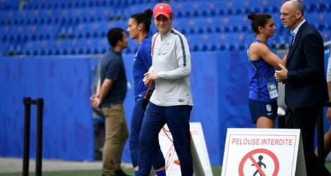 La sélectionneuse américaine Jill Ellis (casquette) avant une séance d'entraînement de son équipe à Lyon, le 30 juin 2019.