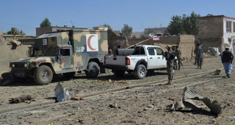 Des forces de sécurité afghanes sur les lieux d'un attentat suicide revendiqué par les talibans, le 7 juillet 2019 à Ghazni.