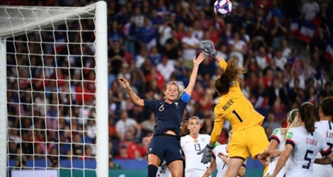 Duel aérien entre la capitaine des Bleues Amandine Henry et la gardienne US Alyssa Naeher en quarts de finale du Mondial, le 28 juin 2019 au Parc des Princes.