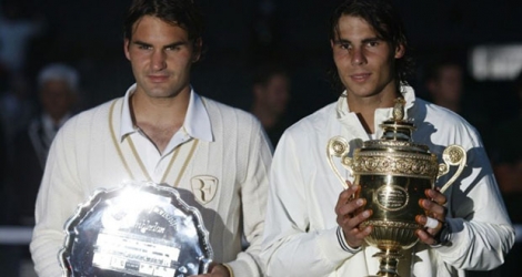 Le Suisse Roger Federer (g) et l'Espagnol Rafael Nadal après la finale de Wimbledon remportée par le second le 6 juillet 2008 à Londres.