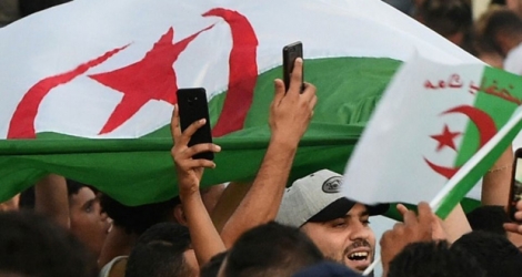 Des supporters algériens fêtent la qualification de leur équipe nationale pour les demi-finales de la Coupe d'Afrique des nations, le 11 juillet 2019 à Paris.