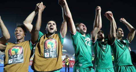 Les joueurs algériens heureux après leur qualification aux tirs au but pour les demi-finales de la CAN aux dépens de la Côte d'Ivoire, le 11 juillet 2019 à Suez.