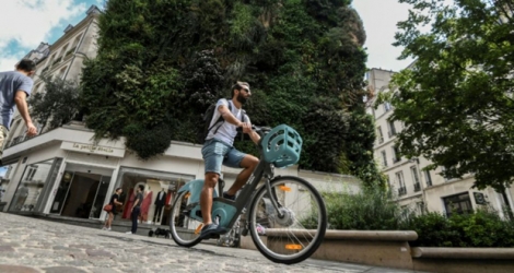 Un cycliste rue d'Aboukir à Paris le 13 juillet 2019.