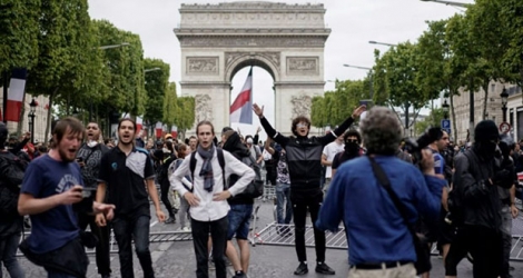 Des manifestants proches des Gilets jaunes protestent sur les Champs-Elysées à Paris le 14 juillet 2019 