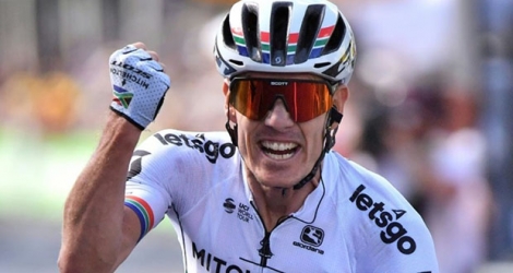 Le Sud-Africain Daryl Impey (d) remporte la 9e étape du Tour de France le 14 juillet 2019 Photo Marco Bertorello. AFP.