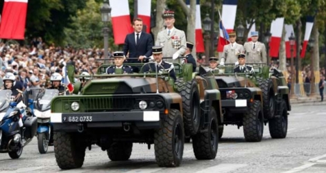 Le président Macron descend les Champs-Elysées dans un «command car», lors du défilé du 14 juillet 2019 à Paris.