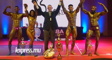 Les lauréats dans la catégorie bodybuilding et Miss Bikini avec, au centre, Rudy Sassoli.