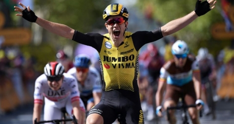 Le Belge Wout van Aert franchit en vainqueur la ligne d'arrivée de la 10e étape du Tour de France, le 15 juillet 2019 à Albi Photo Marco Bertorello. AFP
