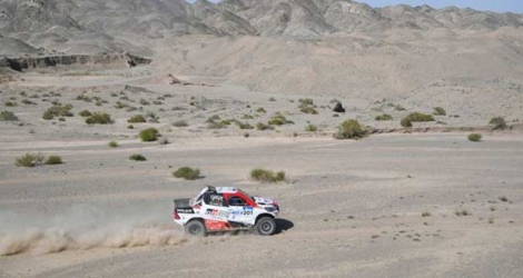 Le Qatari Nasser Al-Attiyah (Toyota), vainqueur de l'édition 2019 du Silk Way Rally en catégorie autos, lors de la 10e et dernière étape entre Jiayuguan et Dunhuang (Chine) le 16 juillet Photo Damien MEYER. AFP