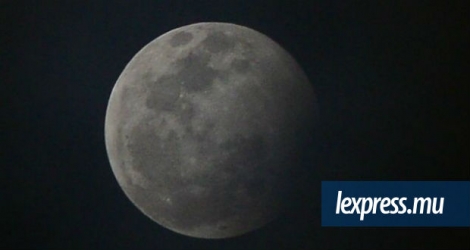 L’éclipse de la lune peut être regardée à l’œil nu. 