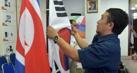 Les drapeaux nord- et sud-coréen (à droite) sont placés côte à côte, le 28 juin 2018 en Indonésie, peu avant les Jeux asiatiques de 2018 lors desquels les deux pays avaient concouru dans une même équipe dans trois disciplines différentes Photo ADEK BERRY. AFP