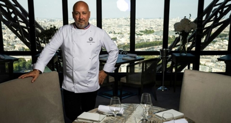 Frédéric Anton pose au restaurant «Le Jules Verne» le 15 juillet 2019.