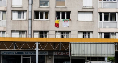 Les drapeaux sénégalais et algérien, le 17 juillet à la fenêtre d'un immeuble de Champigny-sur-Marne, où ont grandi les deux sélectionneurs Aliou Cissé et Djamel Belmadi, tous les deux en quête d'une victoire en finale de la CAN vendredi au Caire.
