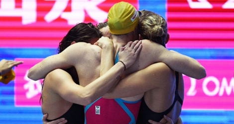 Les Australiennes se congratulent après avoir remporté la finale du 4x100 nage libre dames aux Mondiaux de natation, le 21 juillet 2019 à Gwangju.