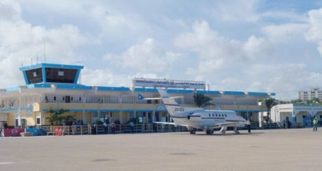 Un point de contrôle situé sur la route d'accès à l'aéroport de Mogadiscio.
