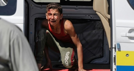 Un adolescent en pleurs dans une ambulance après des bombardements le 25 juillet 2019 près de la ville de Maaret al-Noomane, dans le nord-ouest de la Syrie.