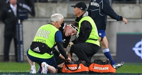 Le Néo-Zélandais Brodie Retallick (c), blessé à une épaule lors du match contre l'Afrique du Sud en Rugby Championship, le 27 juillet 2019 à Wellington.
