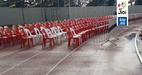 Des chaises en plastiques ont été installées au stage Auguste Voltaire ce matin, dimanche 28 juillet. (source : Facebook)