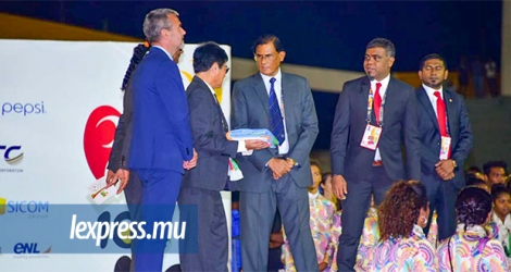 Le drapeau des Jeux a été remis par le président du Conseil international des Jeux, Antonio Gopal, aux représentants des Maldives pour la tenue de la 11e édition des JIOI.