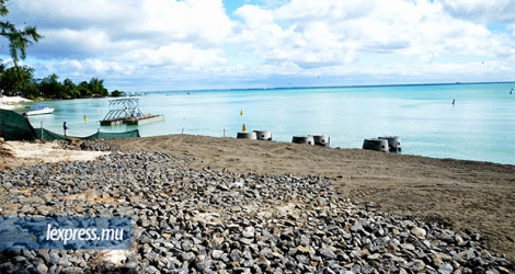 L’installation de structures en béton préfabriqué, connues comme «Reef balls», a débuté à Mont-Choisy