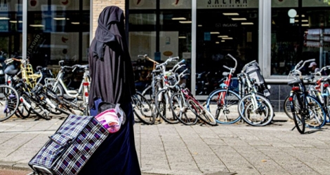 Une femme portant un niqab le 29 juillet 2019 à Rotterdam. Le port du voile intégral, tel que la burqa ou le niqab, est interdit aux Pays-Bas depuis le 1er août 2019 dans les écoles, les hôpitaux, les bâtiments publics et les transports en commun.