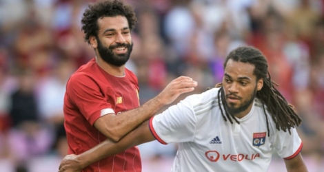 L'attaquant égyptien de Liverpool Mohamed Salah (g) et le défenseur belge de l'Olympique lyonnais Jason Denayer, lors d'un match amical le 31 juillet 2019 à Genève.
