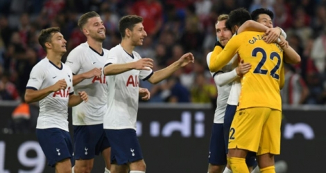 Les joueurs de Tottenham félicitent leur gardien de but argentin Paulo Gazzaniga après la séance des tirs au but contre le Bayern en amical, le 31 juillet 2019 à Munich.