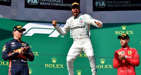 Le Britannique Lewis Hamilton (c) remporte le GP de Hongrie le 4 août 2019 devant le Néerlandais Max Verstappen et l'Allemand Sebastian Vettel le 4 août 2019.