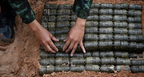 Un militaire empile les mines antipersonnel avant de les détruire dans la province thailandaise de Sa Kaeo le 6 août 2019.