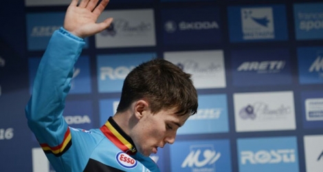 Le jeune coureur belge Bjorg Lambrecht sur le podium du Championnat d'Europe des moins de 23 ans, le 17 septembre 2016 à Plumelec, en France.