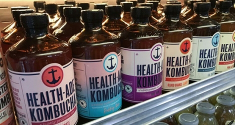 Des bouteilles de kombucha dans une épicerie de Manhattan, le 2 août 2019 à New York.