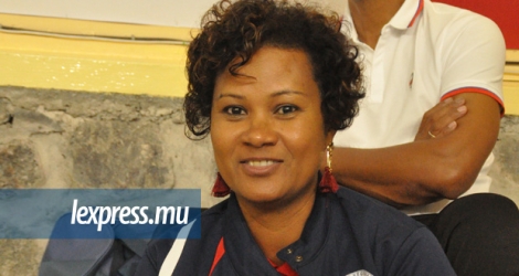 La présidente de la Ligue réunionnaise de Volley-Ball, Florence Avaby, dans les gradins du gymnase Pandit Sahadeo pendant les récents JIOI.