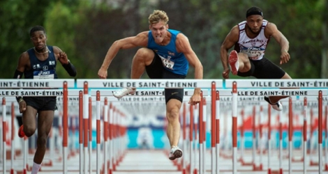 Le décathlonien Kevin Mayer lors des séries du 110 m haies aux Championnats de France, à Saint-Etienne, le 27 juillet 2019.