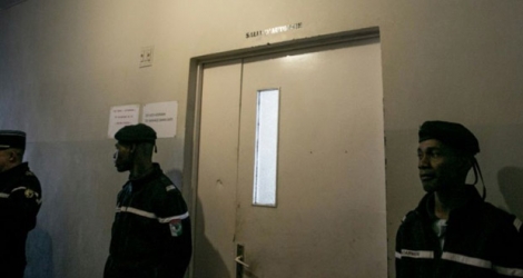 Des gendarmes gardent l'entrée de la salle d'autopsie de la jeune Britannique Alana Cutland, le 8 août 2019 à Antananarivo.