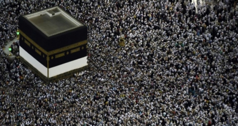Les pèlerins musulmans se rassemblent autour de la Kaaba, le sanctuaire le plus saint de l'islam situé dans la Grande mosquée à La Mecque en Arabie saoudite, le 8 août 2019, avant le début du pèlerinage annuel.