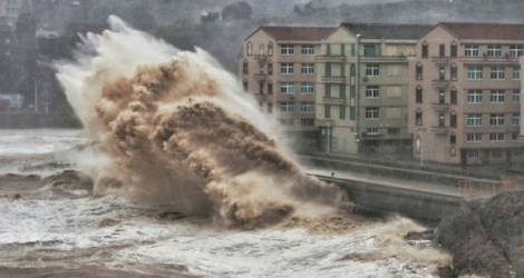 Des vagues géantes frappent le front de mer à Taizhou, lors du passage du typhon Lekima, le 9 août 2019 dans l'est de la Chine.