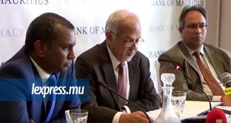 Yandraduth Googoolye (au centre) et ses deux adjoints ont tenu une conférence de presse pour annoncer la baisse du Repo Rate.