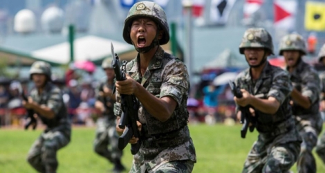 Des soldats de l'armée chinoise participent à une démonstration, le 30 juin 2019 à Hong Kong.