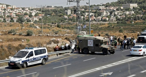 Des forces de sécurité israélienne déployées sur le lieu d'une attaque à la voiture bélier à Elazar, une colonie israélienne en Cisjordanie occupée, le 16 août 2019.