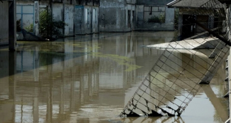 Des magasins inondés dans les quartiers nord de Jakarta, le 26 juillet 2019 en Indonésie.