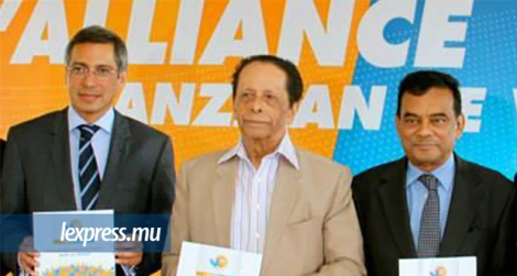 Le 21 novembre 2014, les leaders de l’Alliance Lepep, Xavier-Luc Duval, sir Anerood Jugnauth et Ivan Collendavelloo (de g. à dr.), présentaient leur manifeste électoral.