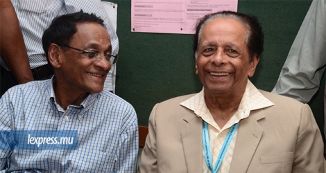 Vishnu Lutchmeenaraidoo (à g.), tout sourire, aux côtés de sir Anerood Jugnauth, au no 7, le 11 décembre 2014, après l’annonce de leur élection dans cette circonscription.