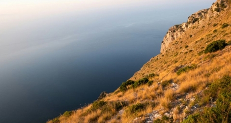 La falaise où le randonneur français Simon Gautier serait tombé, le 19 août 2019 à San Giovanni a Piro en Italie.